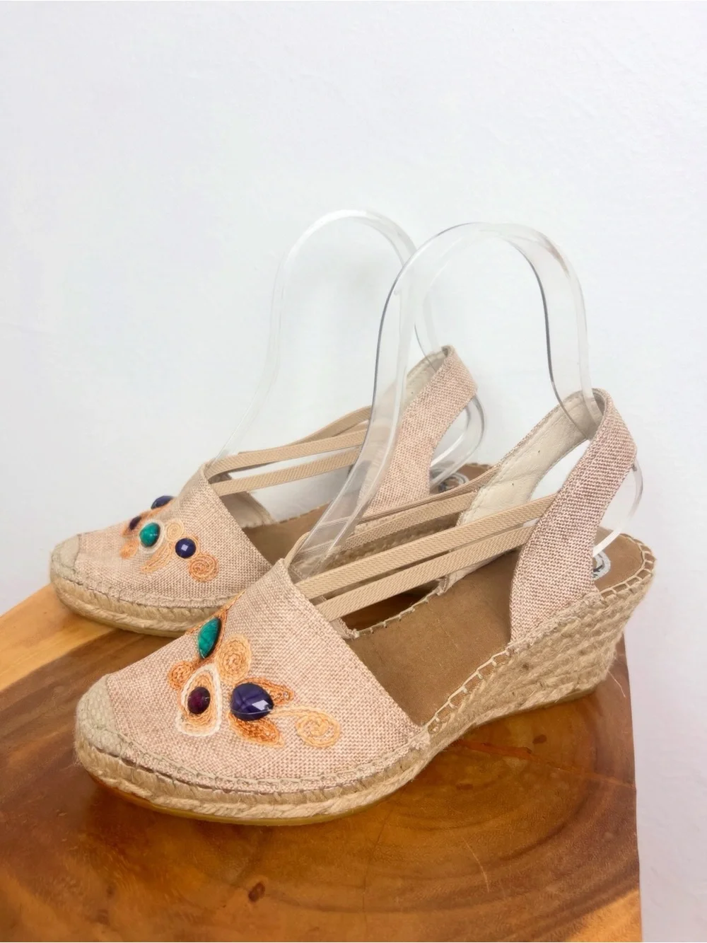 VIDORETTA Women’s Embroidered & Jeweled Tan Espadrille Wedge Sandals 39 8.5